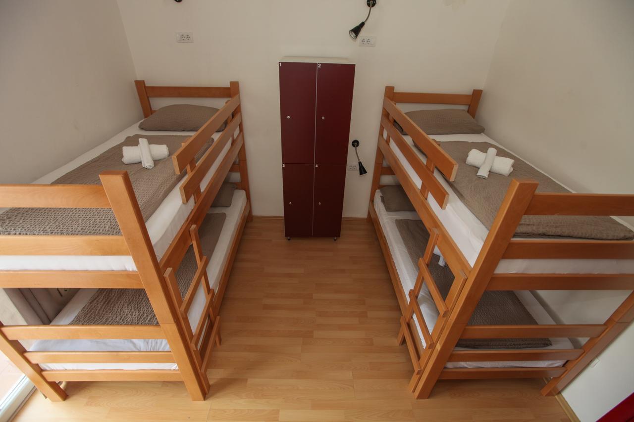 Hostel The Red Door Требине Екстериор снимка