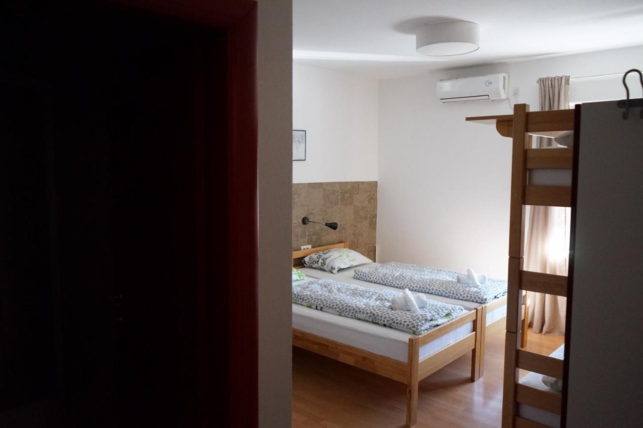 Hostel The Red Door Требине Екстериор снимка