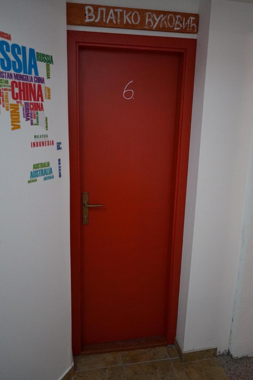 Hostel The Red Door Требине Екстериор снимка