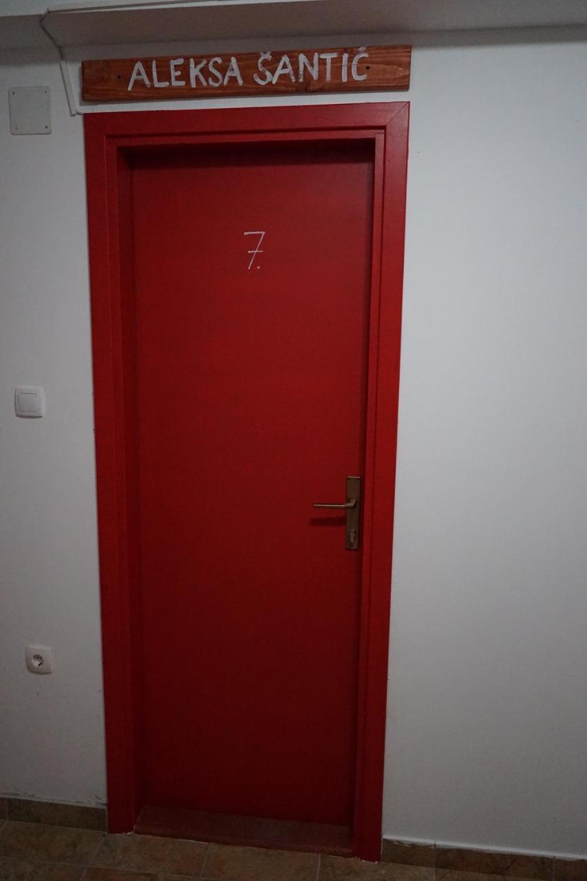 Hostel The Red Door Требине Екстериор снимка