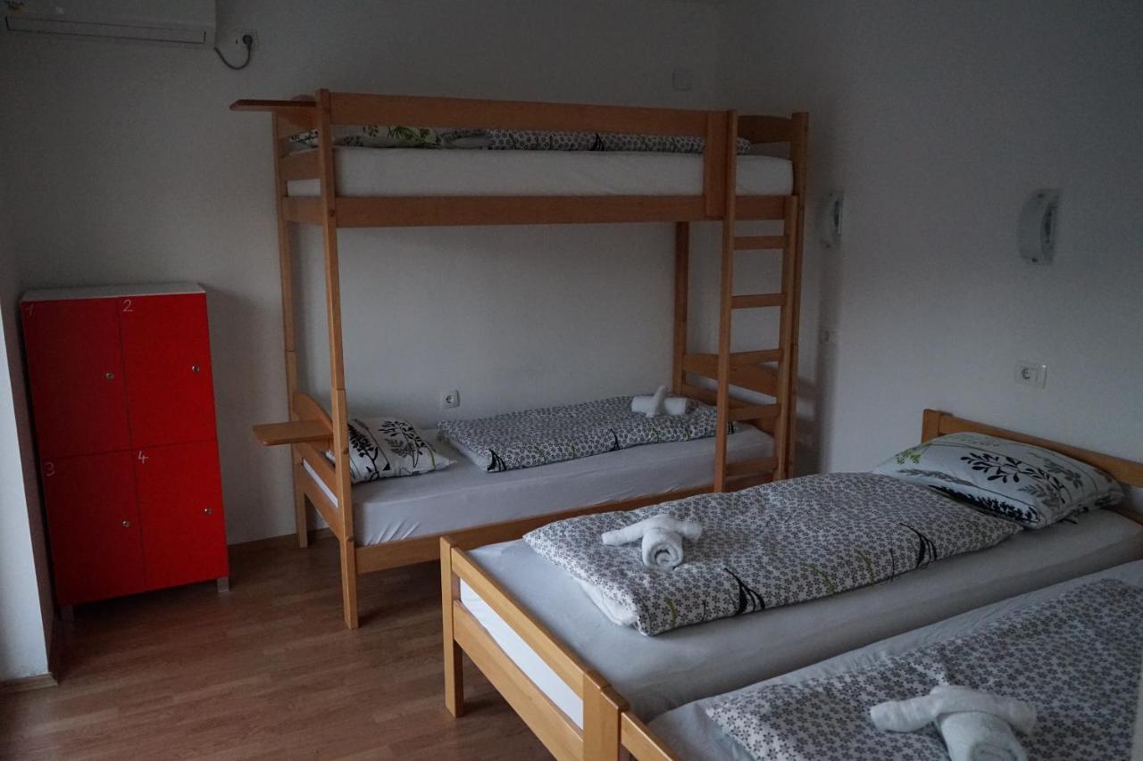 Hostel The Red Door Требине Екстериор снимка