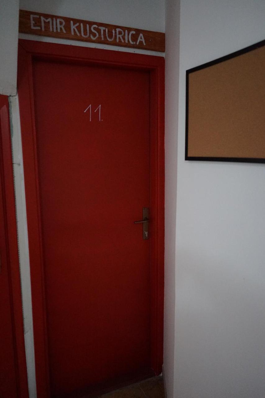 Hostel The Red Door Требине Екстериор снимка